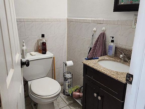 3rd image of 119 Clendenny Ave #202