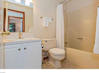 8072 Barberry Hill Dr, Mentor, OH 44060