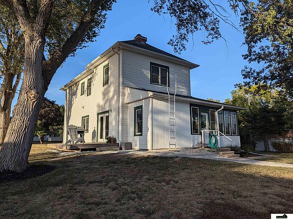 3rd image of 305 W D St