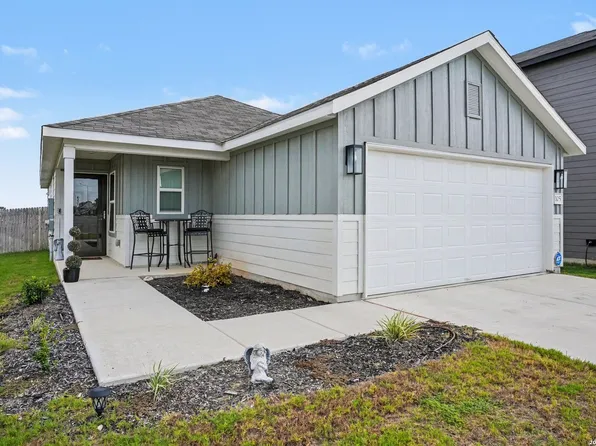105 Twin Swan Dr, Marion, TX 78124