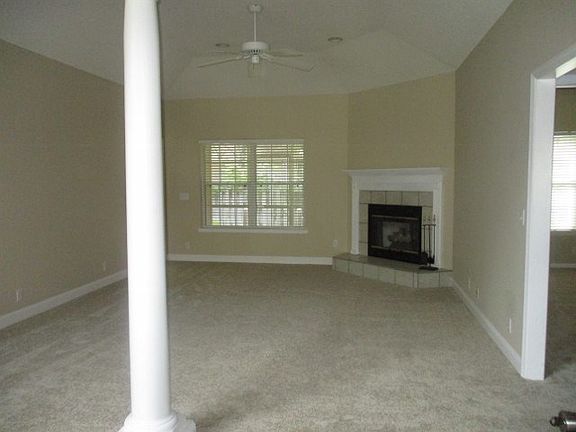 3rd image of 121 Hillcrest Ct