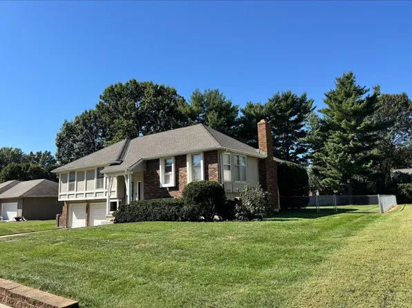 102 N Murphy Dr, Raymore, MO 64083