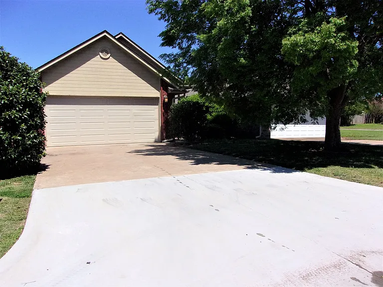 13821 Pawnee Dr — Photo 1