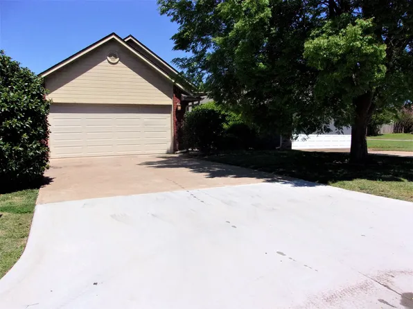 13821 Pawnee Dr, Edmond, OK 73013