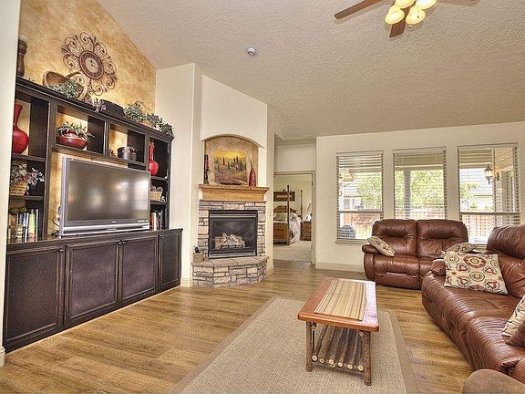 3rd image of 658 E Painted Hills Dr
