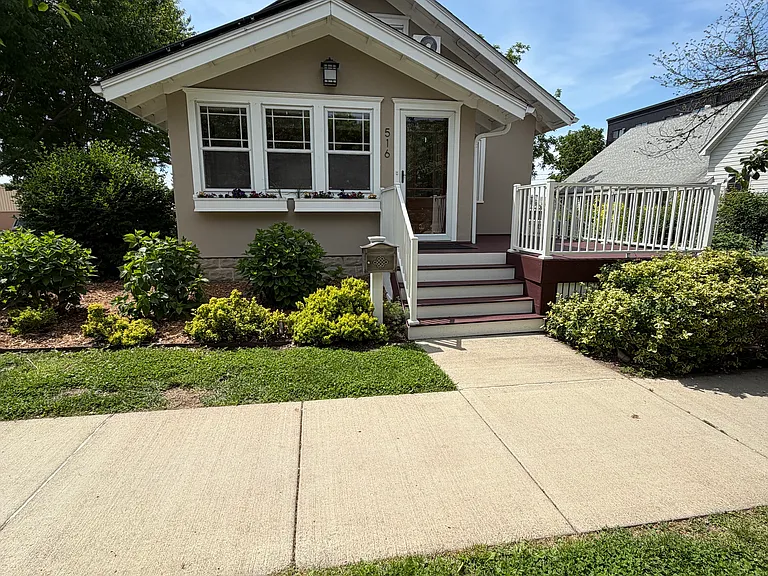 516 Washington St S — Photo 1