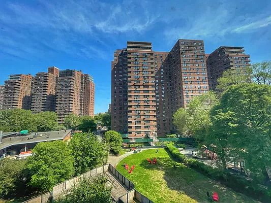 2nd image of 385 Grand St APT L404