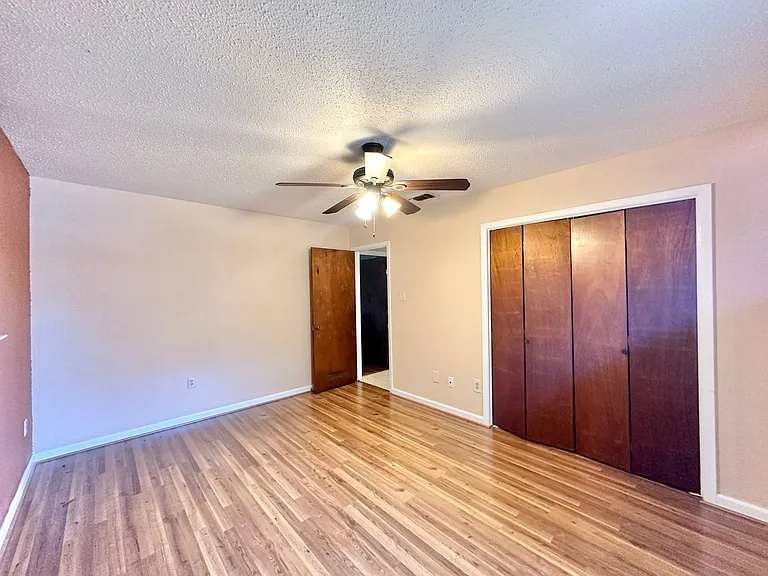 912 Laurie Ln — Photo 22