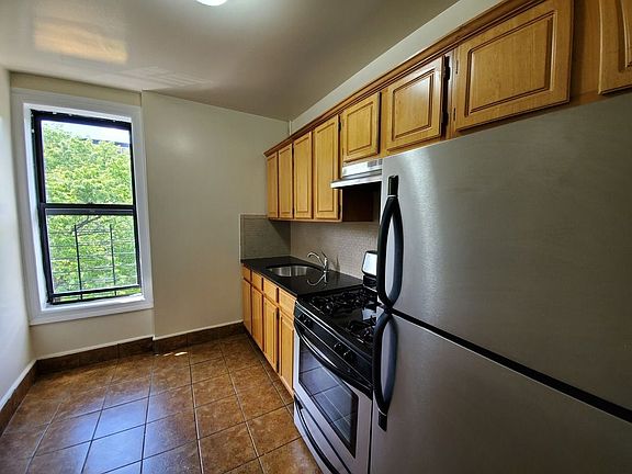 2nd image of 196 Bradhurst Ave #34K