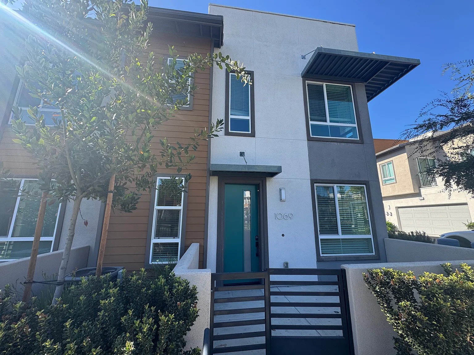 3 bed, 2.5 bath, 1627 sqft, $3,700 — Photo 2