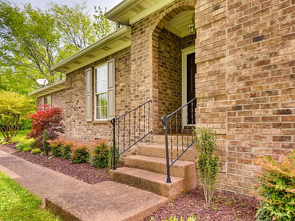 4th image of 401 Larkway Ct
