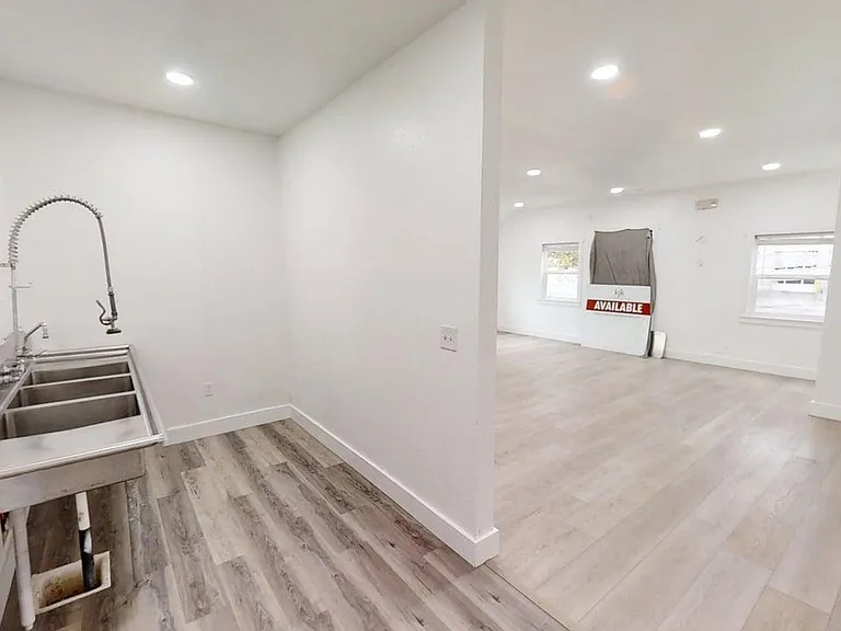 11518 NE Sandy Blvd — Photo 14