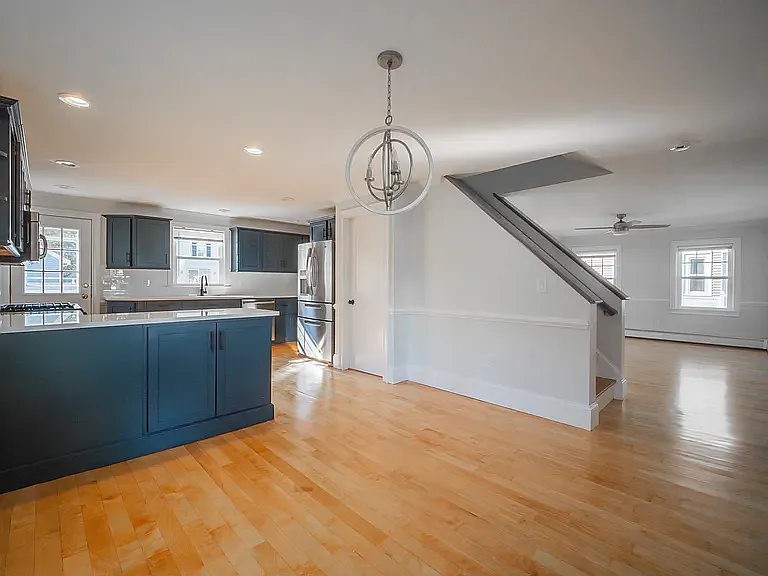 3 bed, 1424 sqft, $4,100 — Photo 1