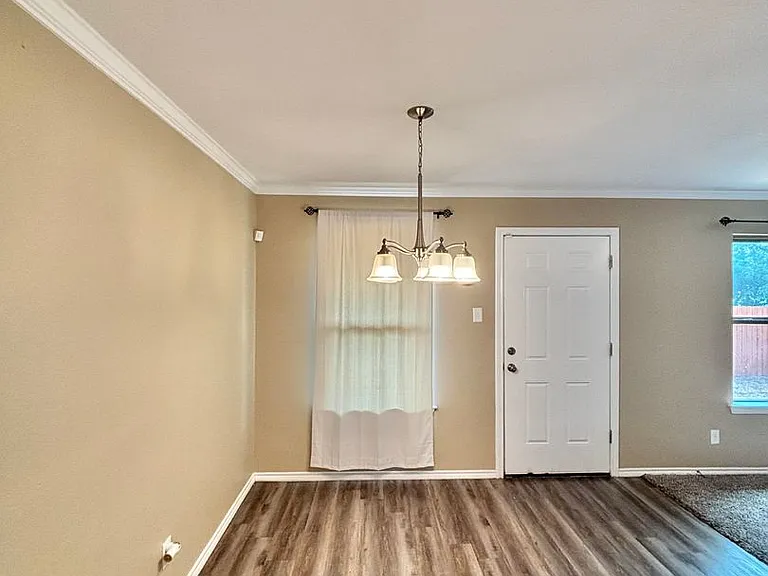 908 N Garfield St — Photo 5