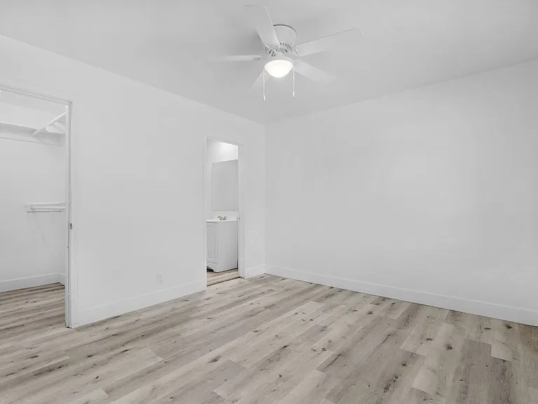Country Club Apartments — Photo 22