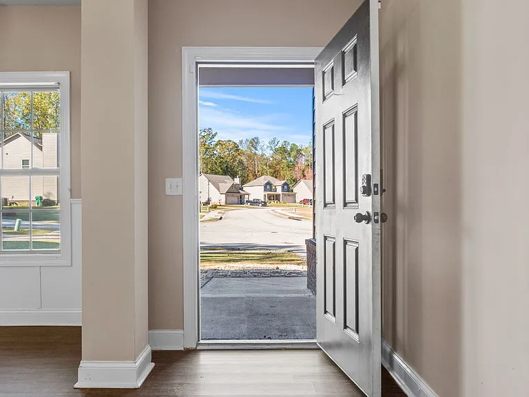 475 Louise Way — Photo 3