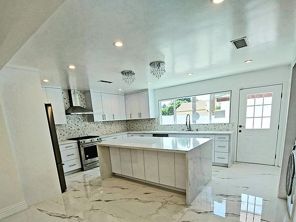 3rd image of 2541 Westwood Blvd