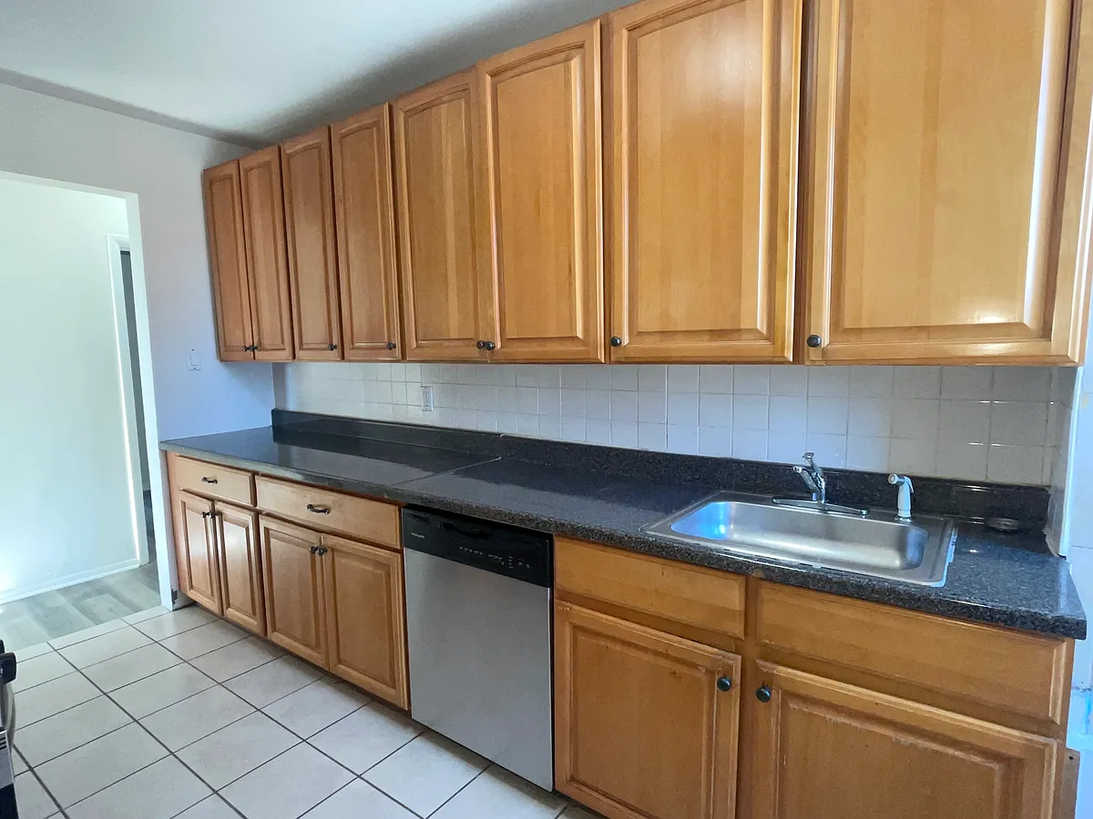Building Photo - 10 Hilliard Ave #4