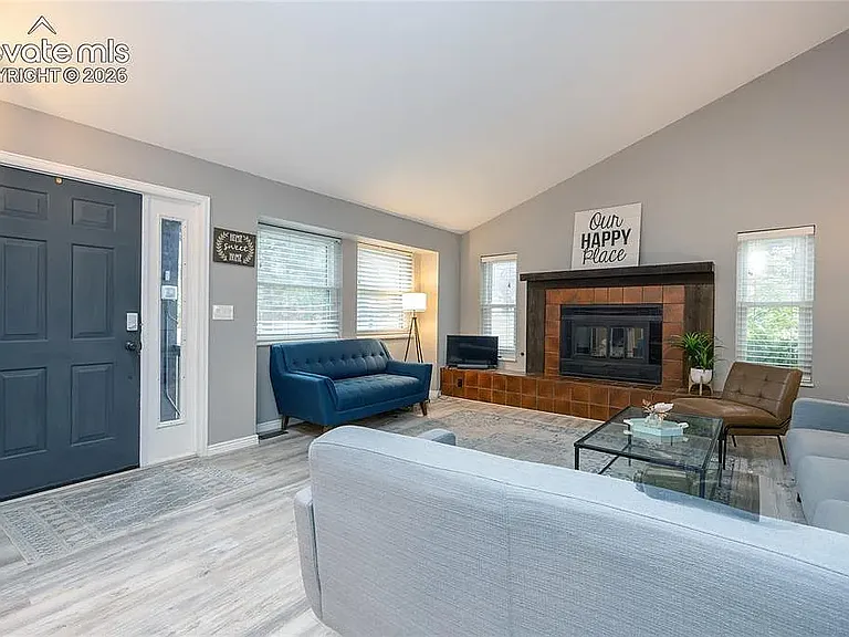 975 Tari Dr — Photo 3