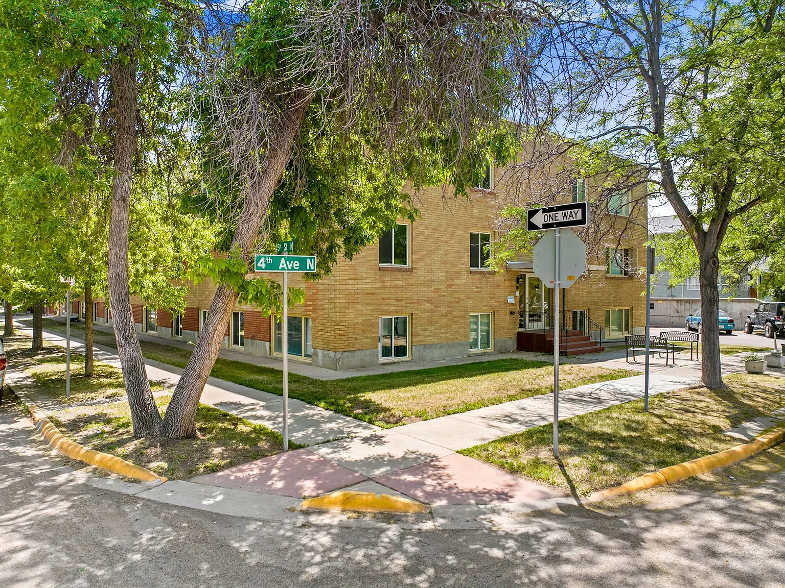 Yellowstone Apartments — Photo 3