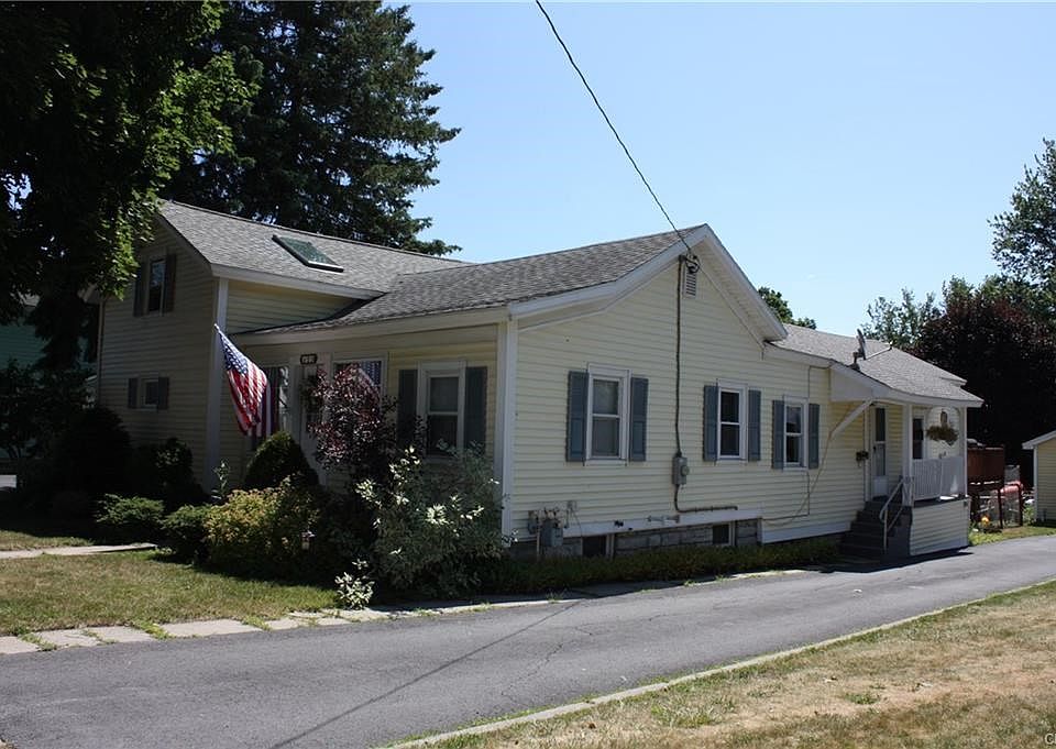 3 bedroom 2 full bath - bonus room too 1 car garage