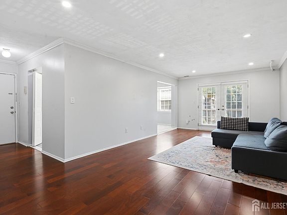 4th image of 209 Newport Ct