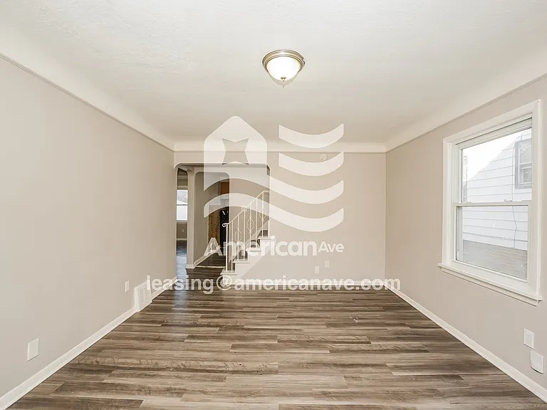 985570_003_living_room_3.jpg