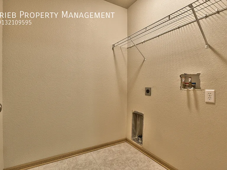 824 Woodson Ct — Photo 15