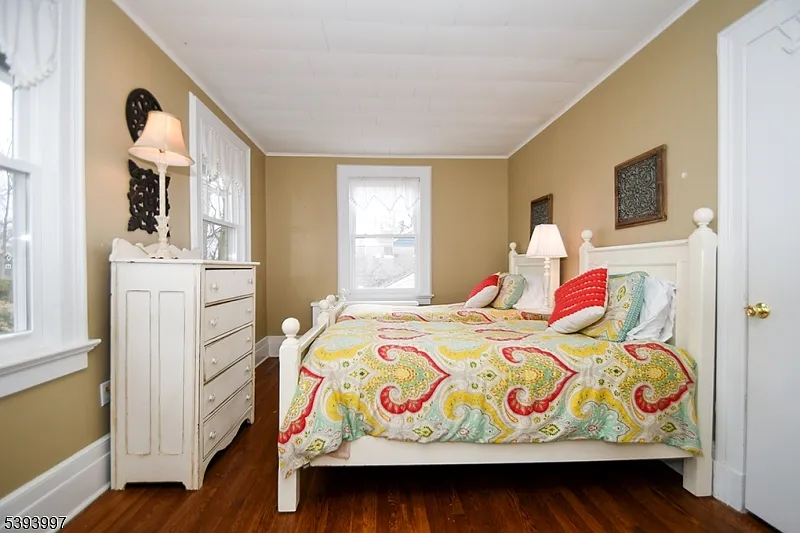 2 bed, 1.0 bath, $5,400 — Photo 3