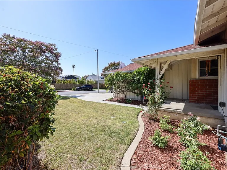 17122 Spinning Ave — Photo 2