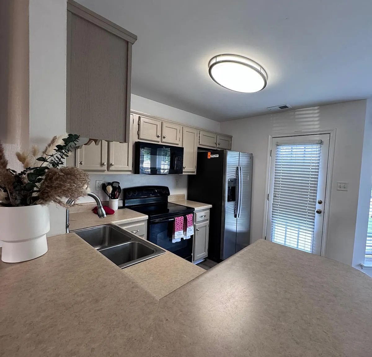 4 bed, 1710 sqft, $5,999 — Photo 3