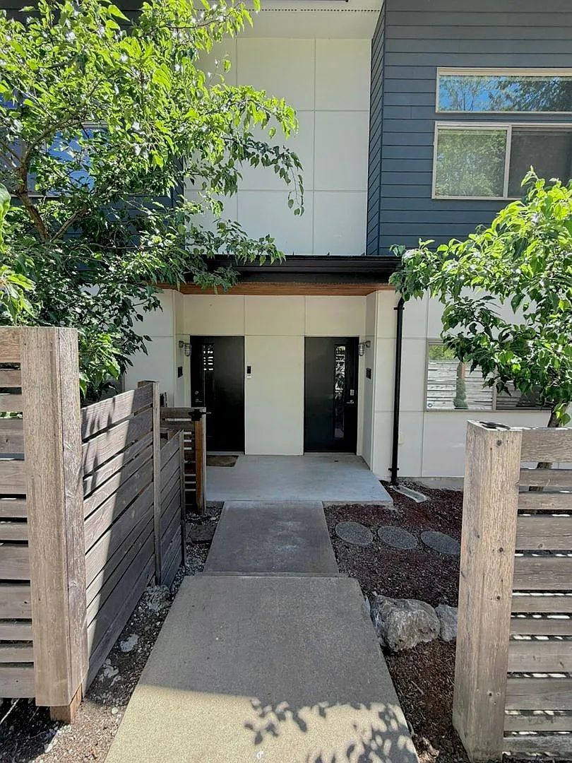 Contemporary 3BR Seattle Townhome Comfort Meets Functional — Photo 4