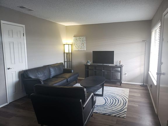 5th image of 1601 Meadowview Dr #4