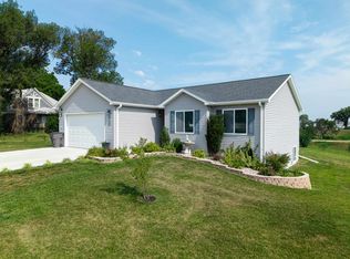 802 W Saline St, Blue Hill, NE 68930