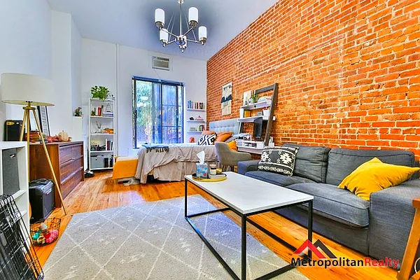 Rented by Metropolitan Realty | media 4