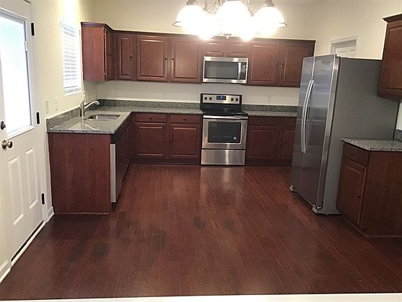 4th image of 708 White Oak Dr