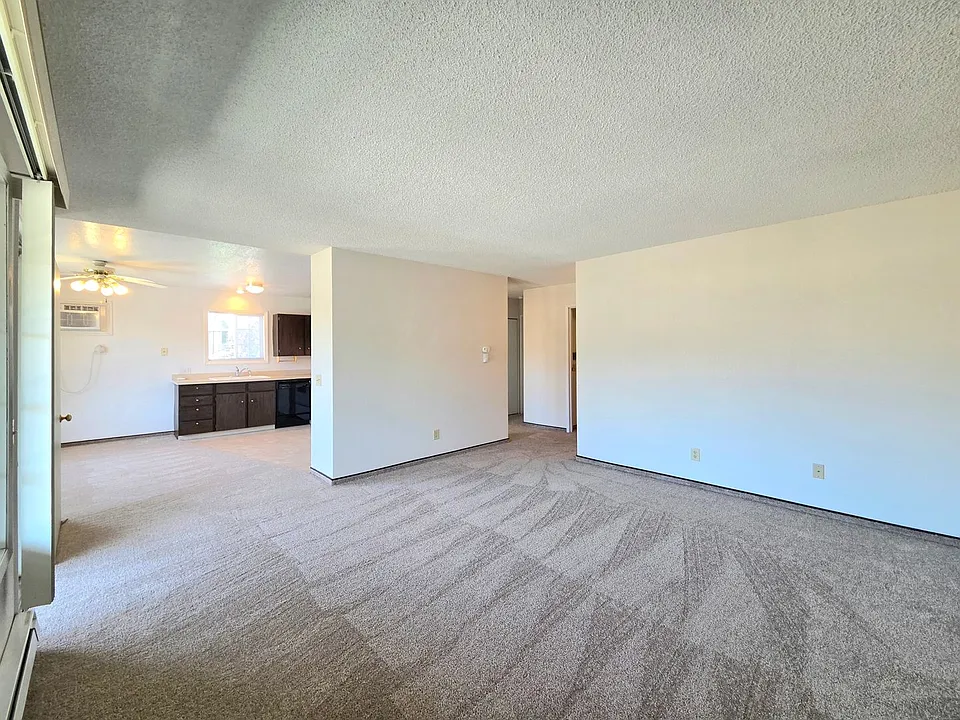 939 N Baker Ave