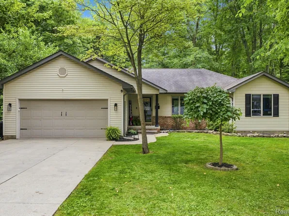 42 Pack St, Croswell, MI 48422