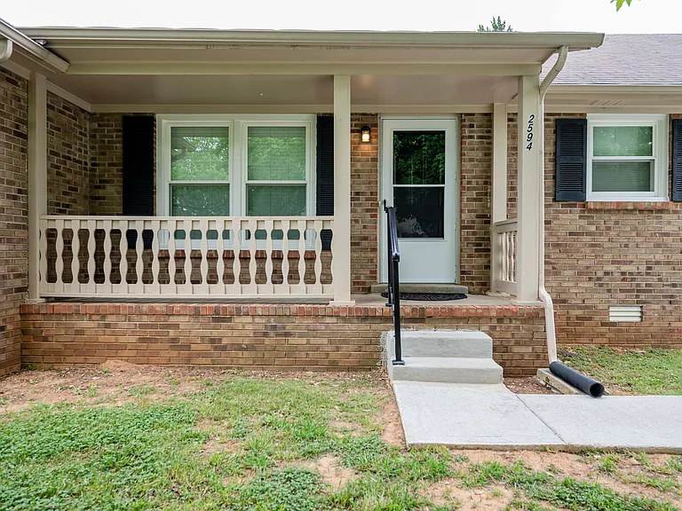 2594 Exeter Dr — Photo 2