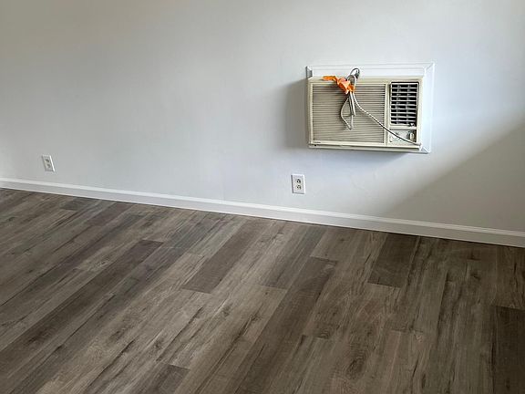 2nd image of 372 N Los Robles Ave #2