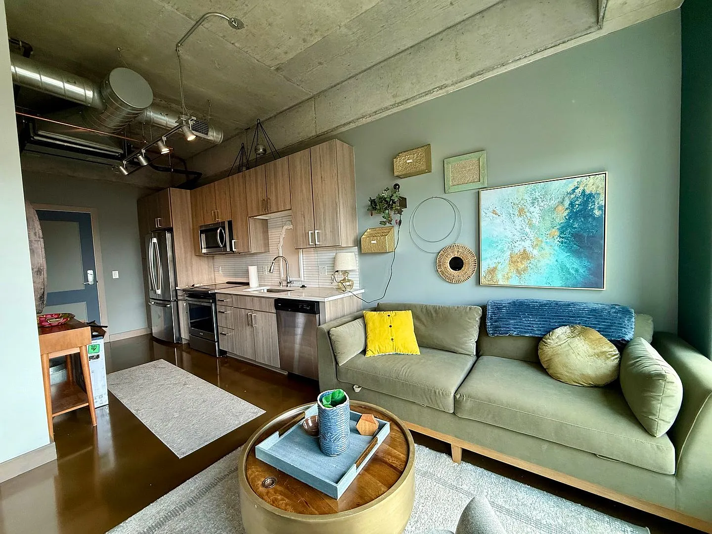 Furnished Studio In The Heart Of The North Loop - Utilities Included! — Photo 3