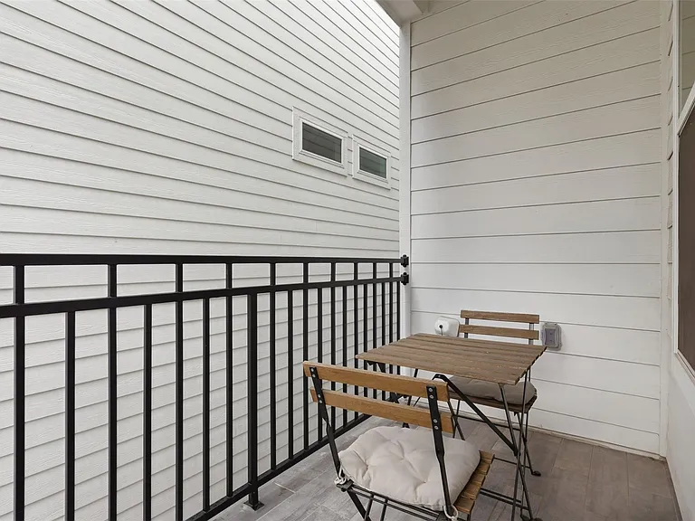 714 W Donovan St #A — Photo 23