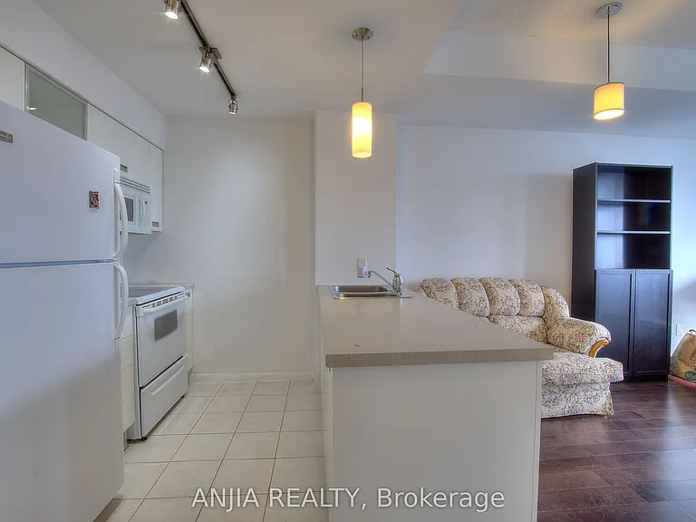38 Grenville St #3104 — Photo 11