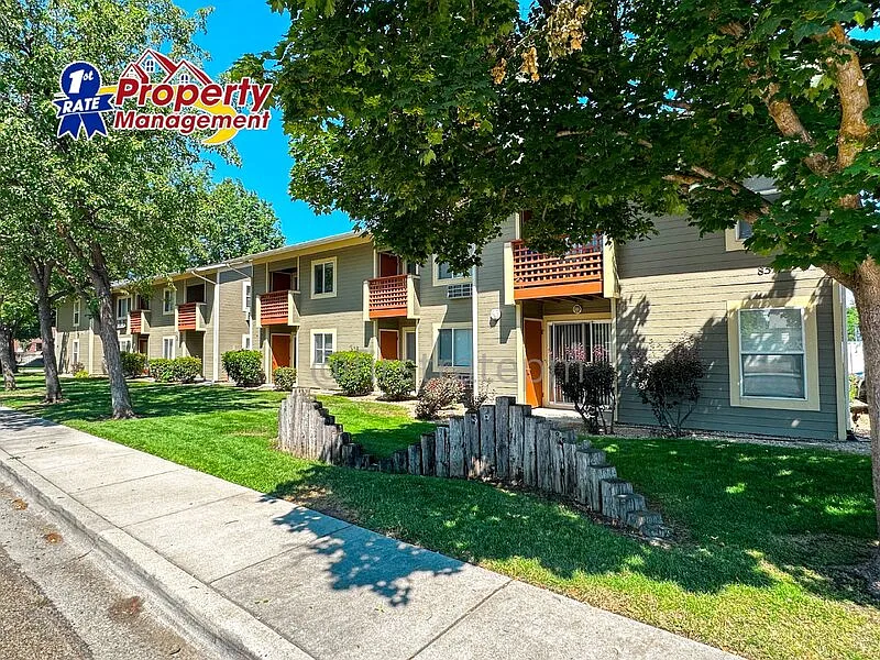 Building Photo - 850 W Belmont St #106
