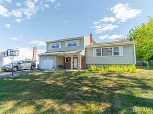 4 Oakey Dr, Kendall Park, NJ 08824