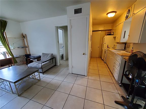4th image of 3202 Grooms St APT B