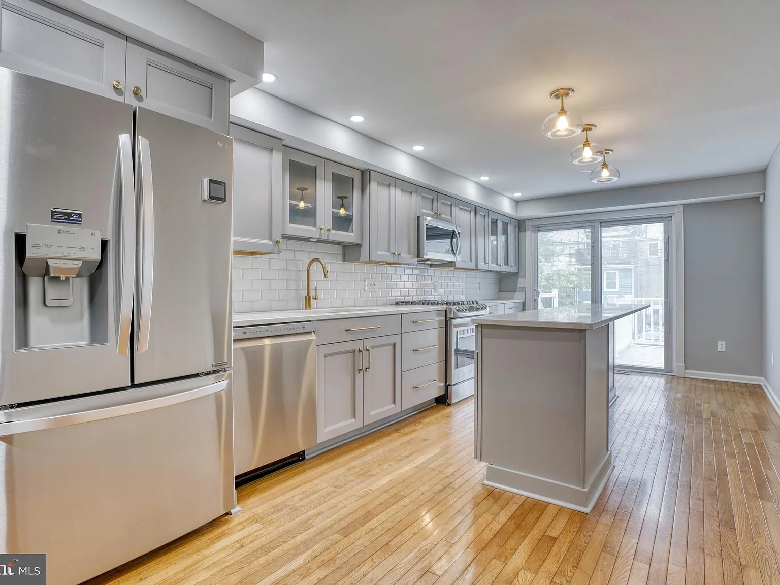 3 bed, 2.0 bath, 1380 sqft, $2,975 — Photo 4