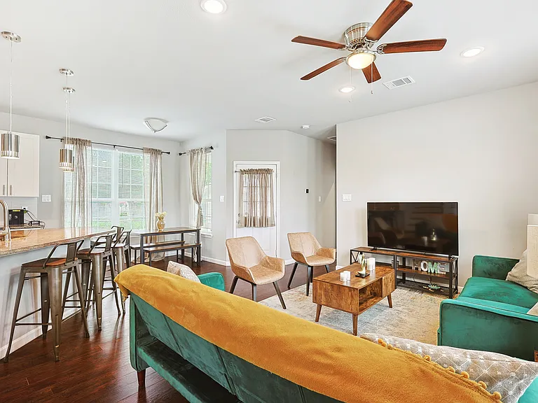 200 E Rogers St — Photo 10