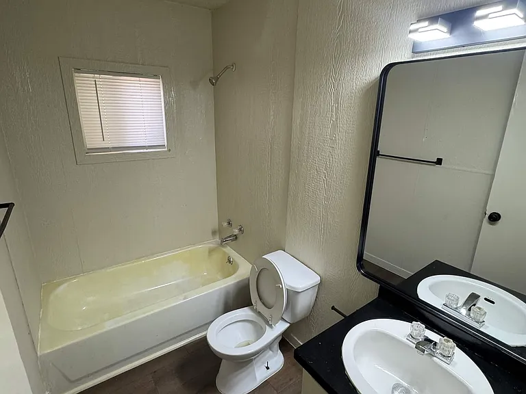 707 W James St — Photo 7