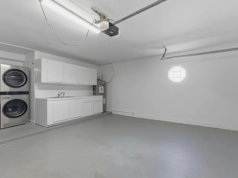 1235 Sussex St — Photo 41